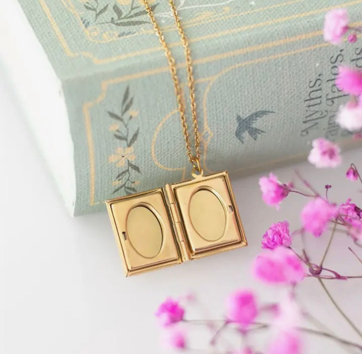 Collier médaillon - livre photo